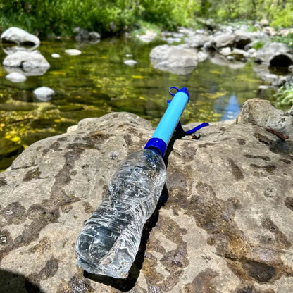 waterfilter aangesloten aan een drinkfles 